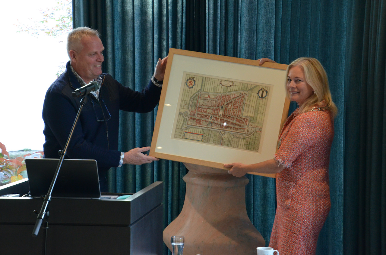 Wim Aldershoff, de neef van Arie de Zeeuw, overhandigde de kaarten officieel over aan burgemeester Vermeulen. (foto Vincent Kramer/Musea Zutphen)