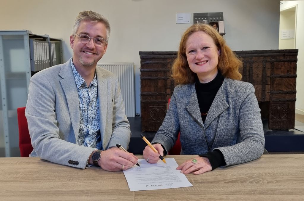 Hendrik Haafkens en Lisette Lagerweij ondertekenen MET overdracht