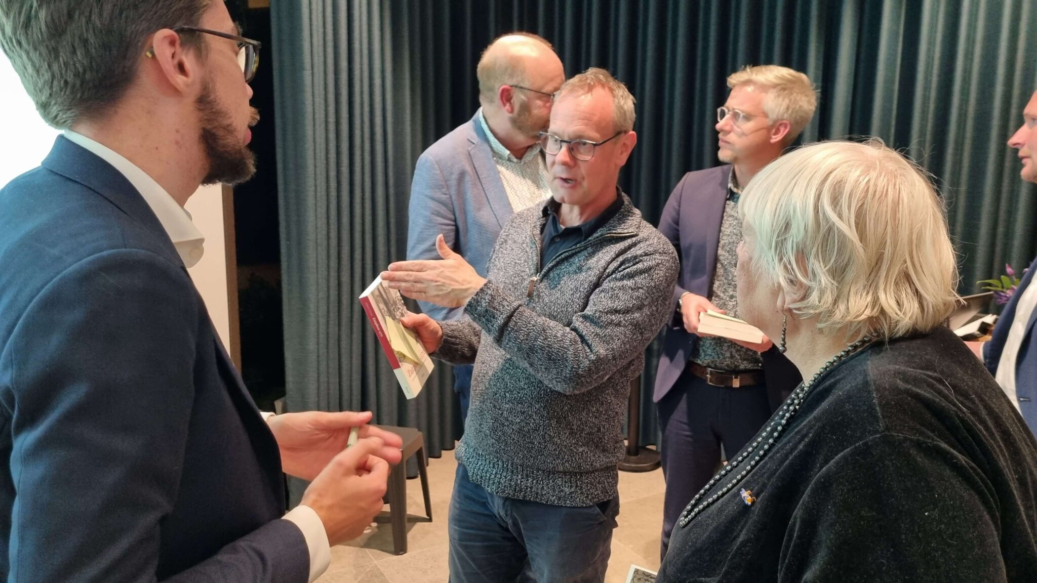 Michel Groothedde (midden) in gesprek met Johan Visser (links).