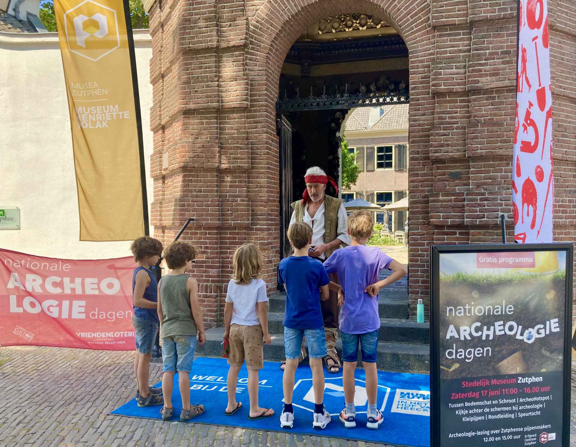 Zeerover Splinter Loeff verwelkomt jonge bezoekers Nationale Archeologiedag 2023 bij Stedelijk Museum Zutphen. Foto Raïssa Velders