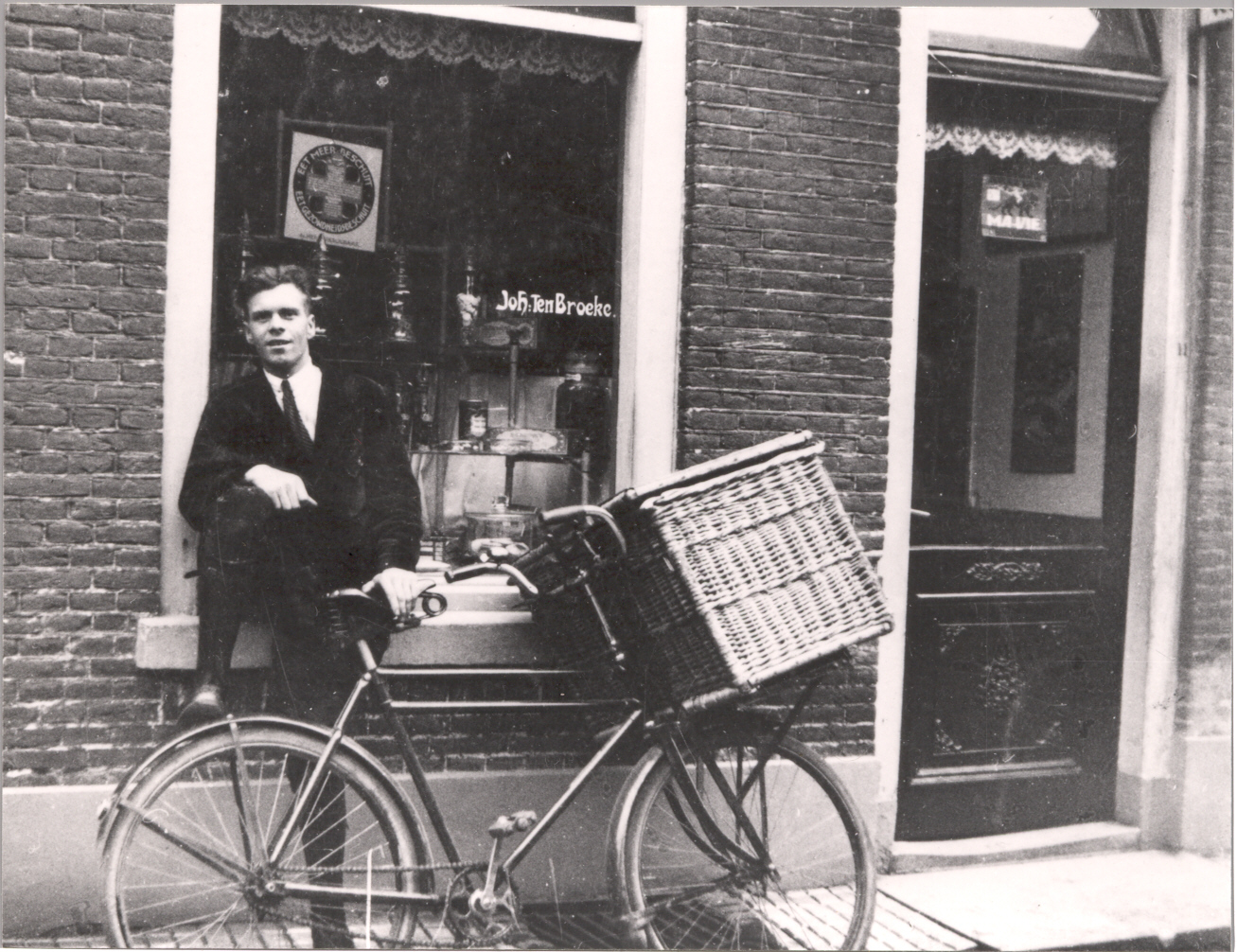 Gert ten Broeke met transportfiets voor winkel Joh. ten Broeke aan de Walderstraat 11 in Lochem, rond 1930. (foto HB00971, beeldcollectie Lochem, Laren, Lochem)