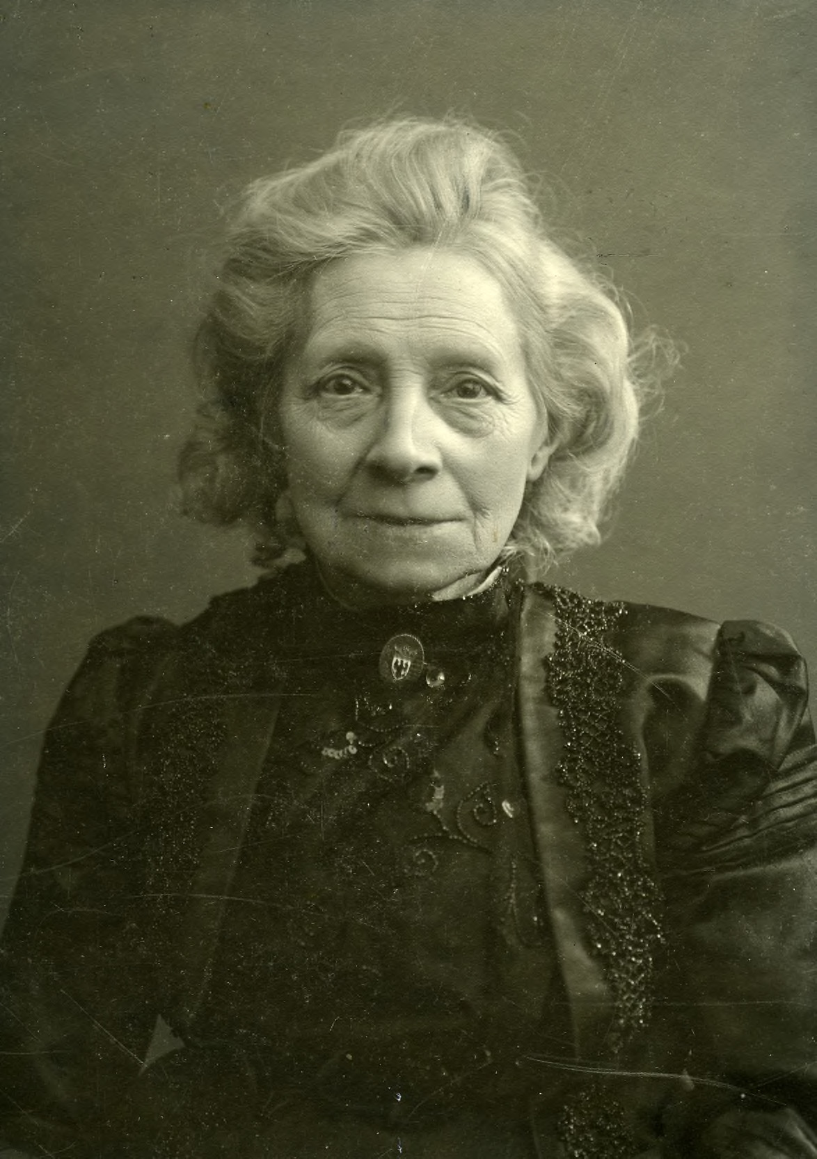 Fotoportret uit 1903 van Betsy Perk. Bronvermelding: Gelders Archief: 1583-12122, Public Domain Mark 1.0 licentie.