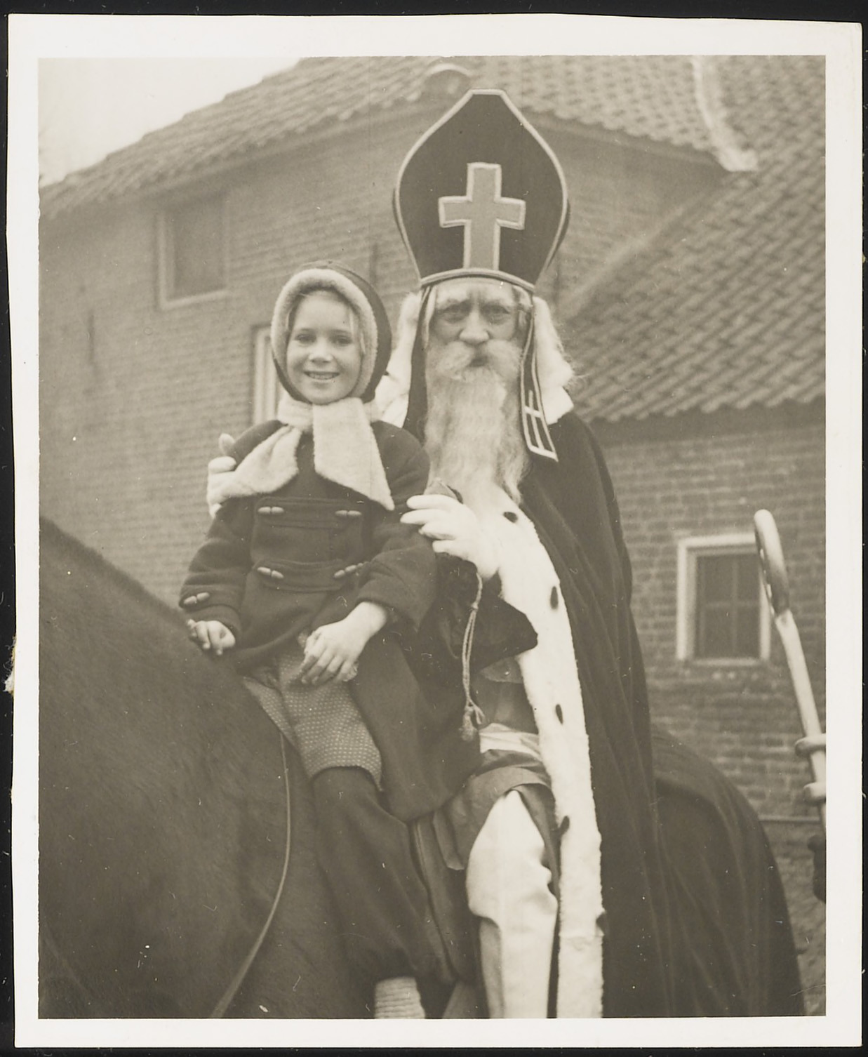 Rieneke Lichtenbeld mag bij Sinterklaas op het paard zitten, 1955.