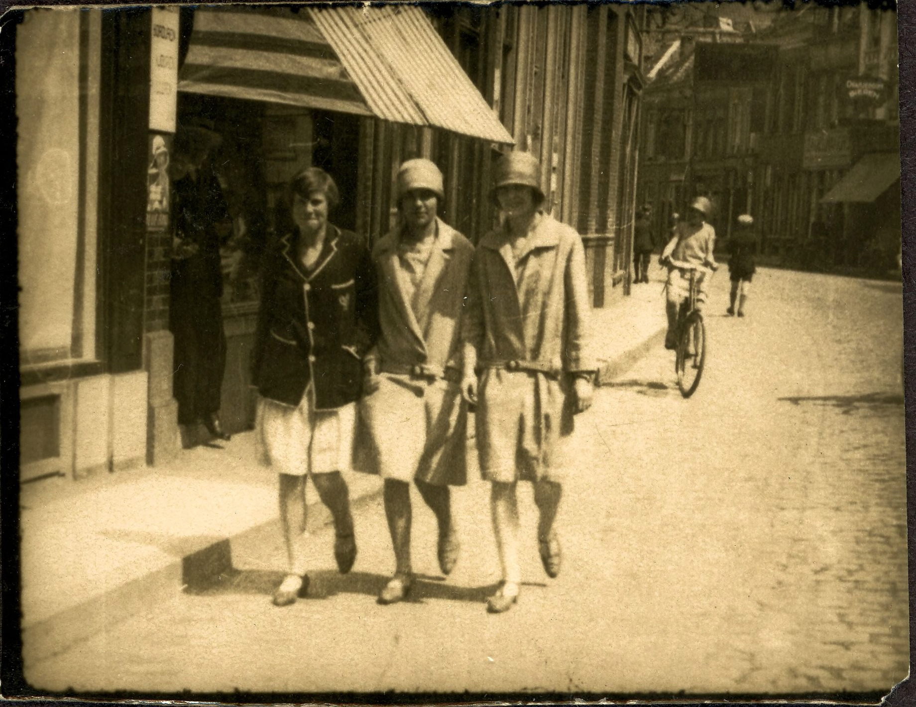 De drie dames Monster voor Turfstraat 19 in 1928.