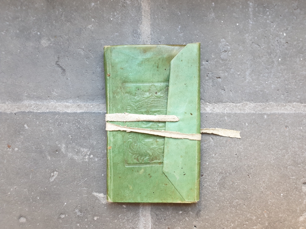 De almanakjes zijn ingebonden in groen perkament met het stadswapen van Zutphen op de voor- en achterkant.
